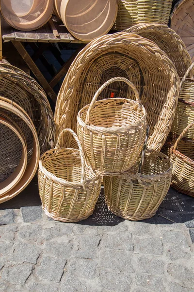 Boş sepetler bir pazar yerinde satılıktır.