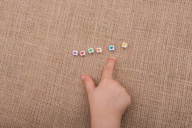 Kalp şeklinde tuval üzerine elinde küçük küpler