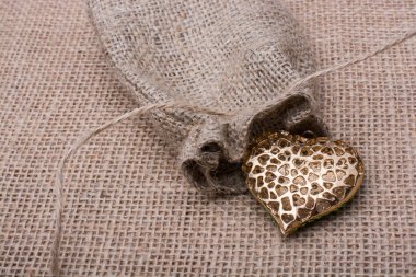 Altın rengi metal nesne çuval dışarı kalp şeklinde