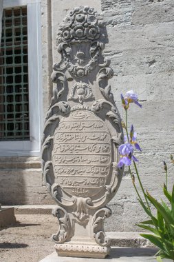 İstanbul 'da Osmanlı zamanından kalma eski bir mezar taşı