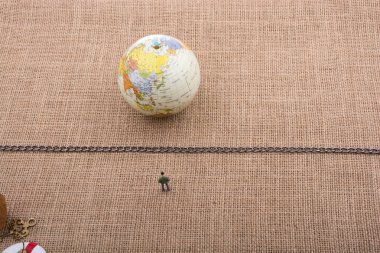 Adam heykelcik ve küre orta zinciri