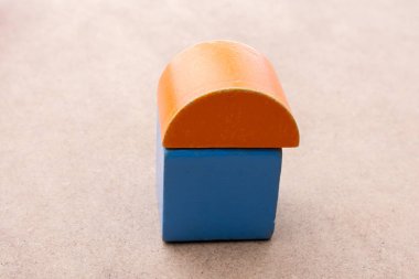 Kahverengi arka plan üzerinde renkli yapı taşları