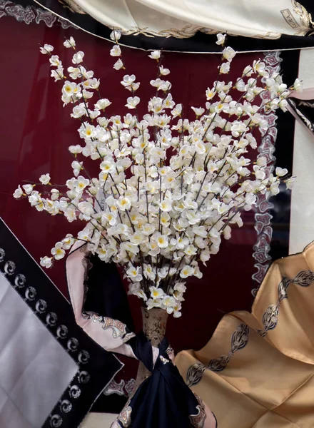 Yapay çiçek görünümünde sahte 