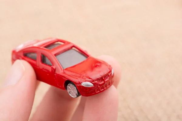 Coche de juguete como dispositivos de transporte en la mano — Foto de Stock