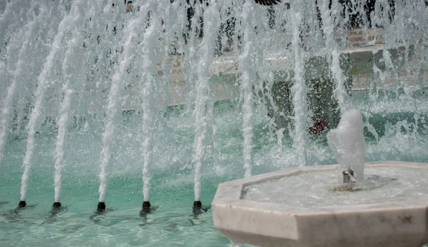Les fontaines jaillissent d'eau pétillante dans un caca — Photo