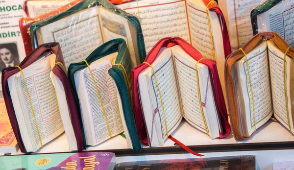 İslam kutsal kitabı Kuran. 