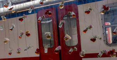 Dizeleri asılı bitkisel çay şişe