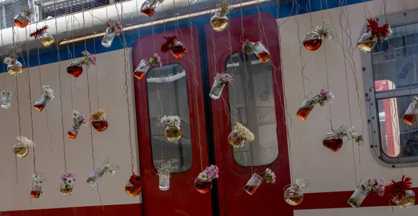 Dizeleri asılı bitkisel çay şişe