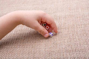 El bir kalp ile renkli küpler