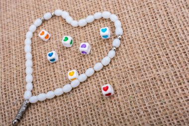 Kalp şeklinde altın renginde metal bir nesne