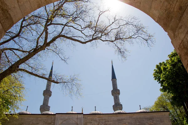 Minarete Uma Mesquita Estilo Otomano Mesquitas Vista — Fotografia de Stock