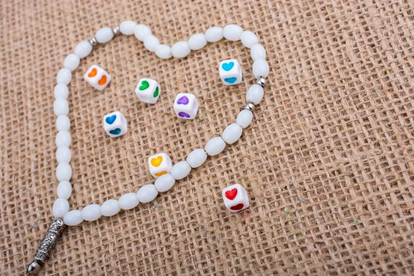 Kalp şeklinde altın renginde metal bir nesne