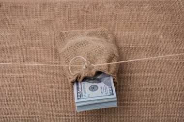 Banknot paket bizden dollarin bir tuval üzerine bir çuval