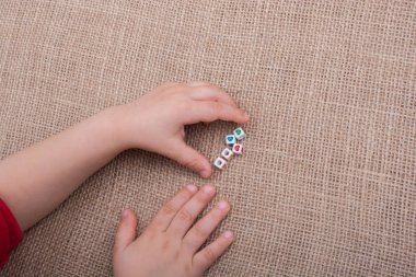 Küpleri tuval üzerine elinde kalp şekli ile