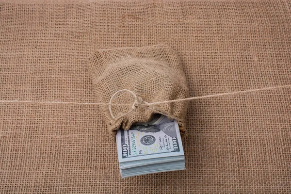 Banknot paket bizden dollarin bir tuval üzerine bir çuval