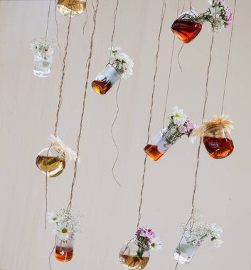 Dizeleri asılı bitkisel çay şişe