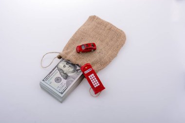 Telefon kulübesi, araba ve paketi dolar