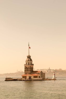 Genç kızları Istanbul'da bulunan kule