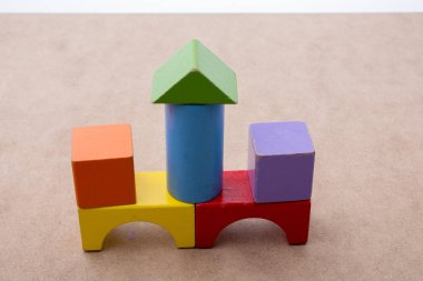 Kahverengi arkaplanda renkli yapı taşları