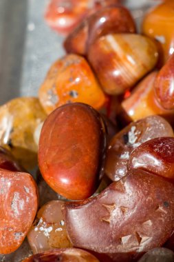 Belli bir tipte doğal mineral değerli taşlar.