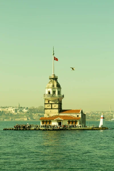 Genç kızları Istanbul'da bulunan kule