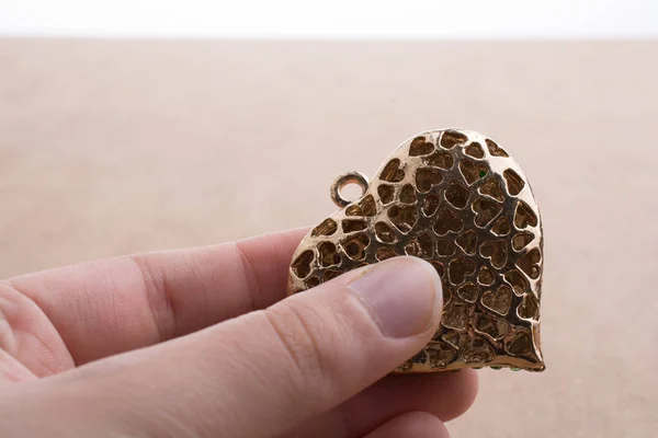 Corazón en forma de objeto de metal de color oro — Foto de Stock