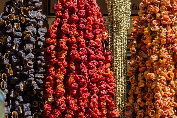 Kurutulmuş biber ve patlıcan ve renkli baharat