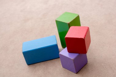 Kahverengi arkaplanda renkli yapı taşları