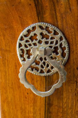 Eski el yapımı, ahşap kapı tokmağı.