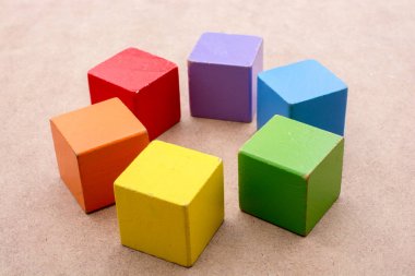 Kahverengi arkaplanda renkli yapı taşları