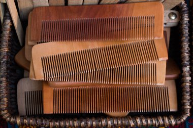 Tahtadan yapılmış eski tarz saç tarağı.