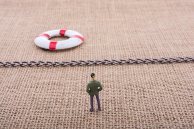 Heykelcik ve can simidi ile orta bir zincir ile onları