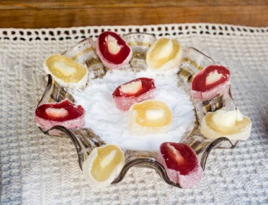 Metal bir tepsiye yerleştirilmiş lezzetli Türk lokumu