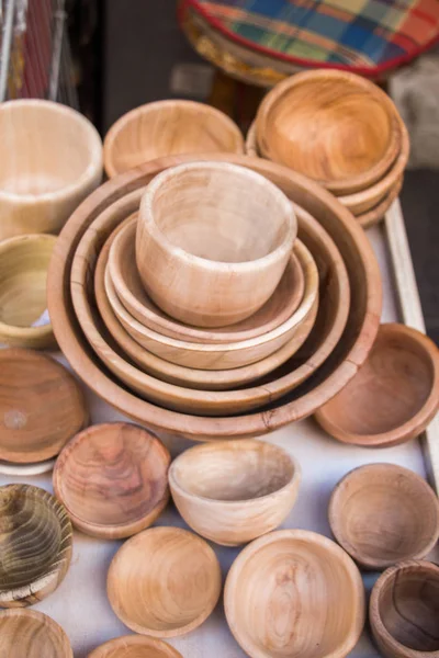 Kahverengi ahşaptan yapılmış boş kaseler