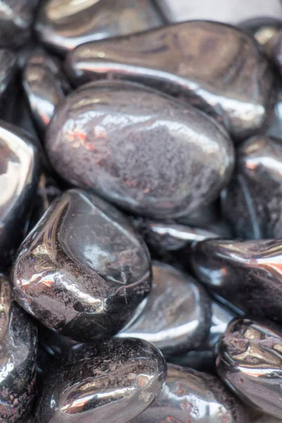 Belli bir tipte doğal mineral değerli taşlar.