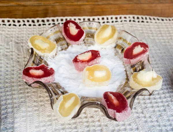 Metal bir tepsiye yerleştirilmiş lezzetli Türk lokumu