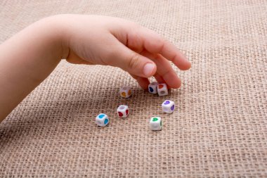 El tuval üzerinde bir kalp ile renkli küpler