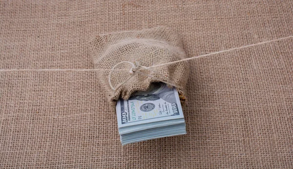 Banknot paket bizden dollarin bir çuval