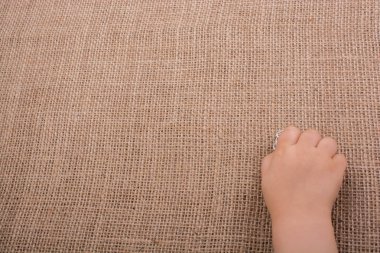 Yürümeye başlayan çocuk el ile tuval arka plan