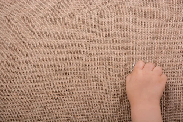 Yürümeye başlayan çocuk el ile tuval arka plan