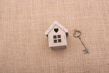 Retro anahtar ve bir Model ev 