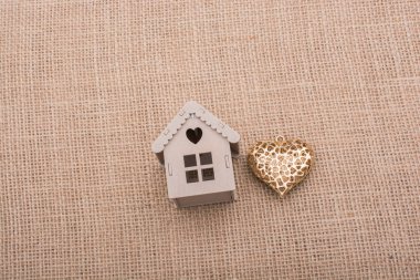 Kalp simgesi ve model evler şeklinde