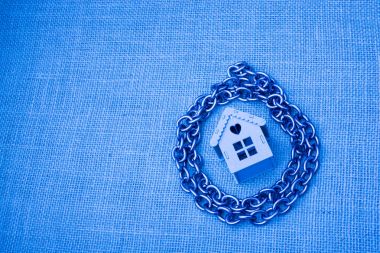 Metal sandalye modeli evin etrafında