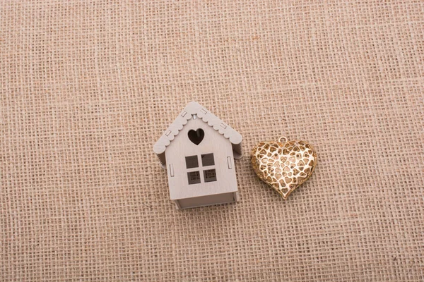 Kalp simgesi ve model evler şeklinde