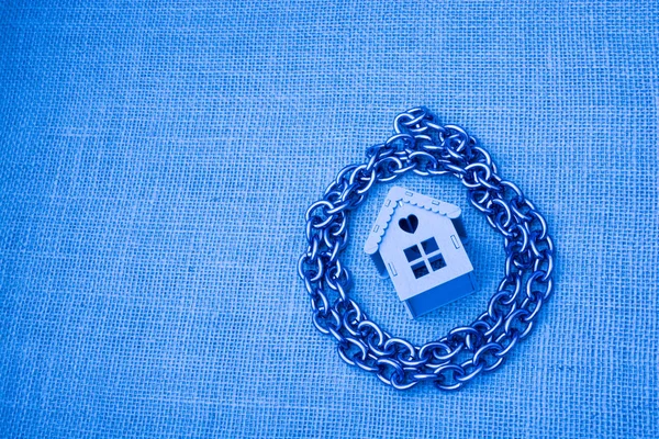 Metal sandalye modeli evin etrafında