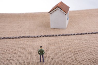  Adam heykelcik ve zinciri dışında bir Model ev