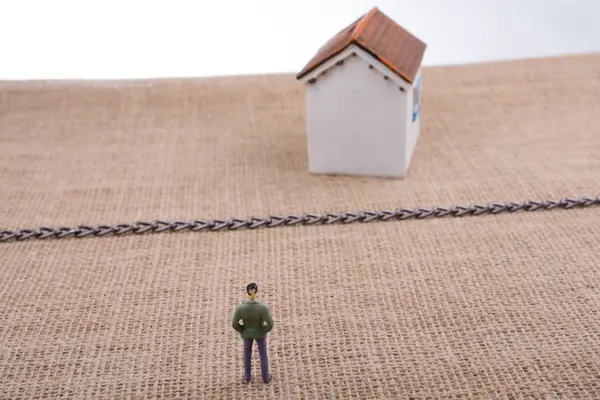  Adam heykelcik ve zinciri dışında bir Model ev