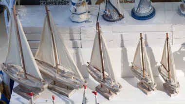El yapımı yelkenli tekneler görünümünde