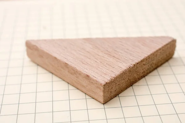 Pedaço de madeira no shpae do triângulo — Fotografia de Stock