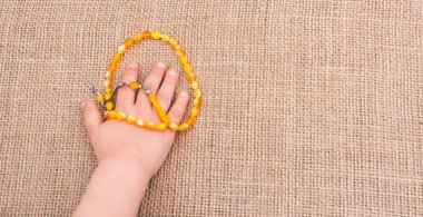 Elinde çeşitli renkte tespih takımı